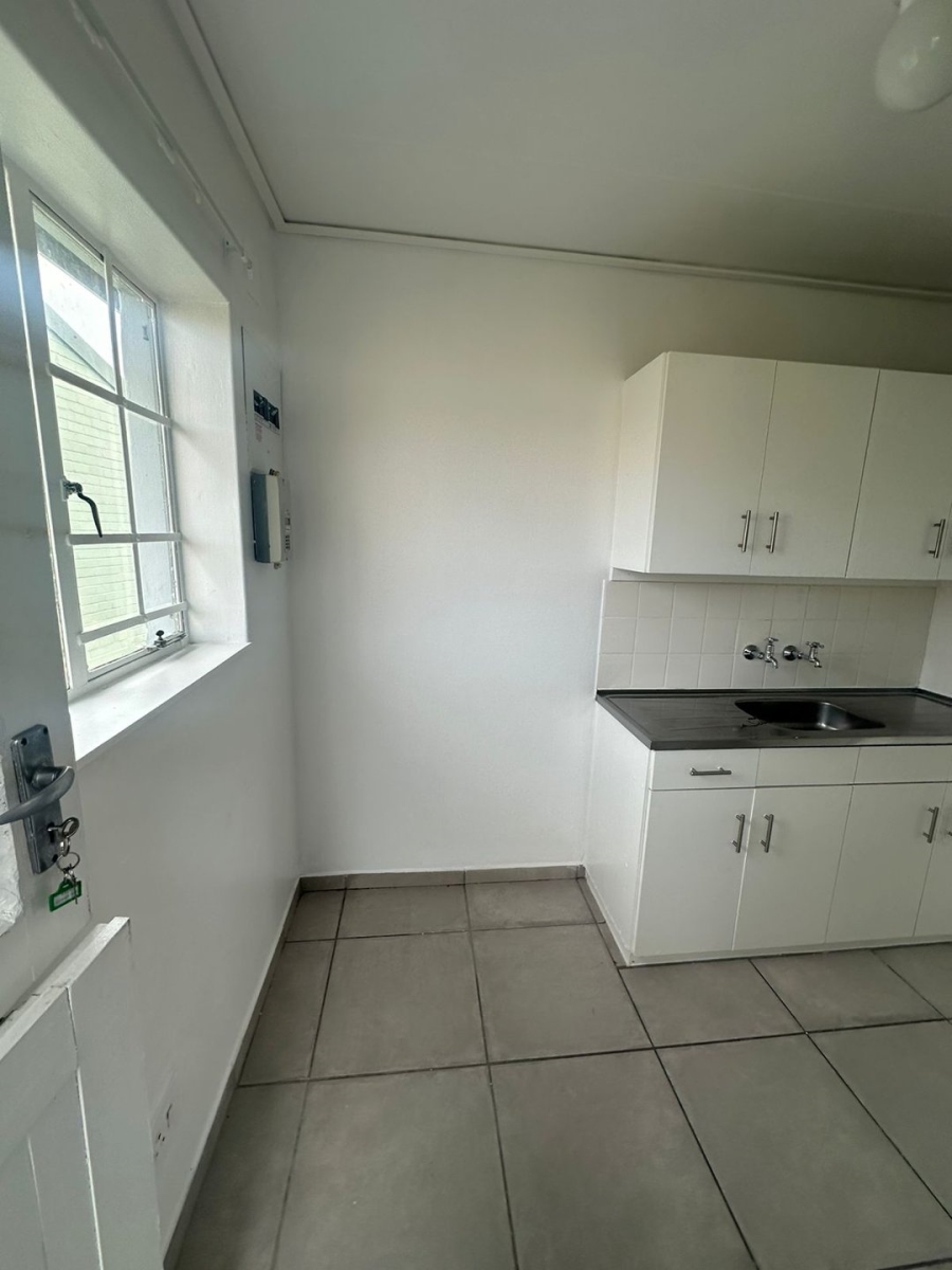 To Let 1 Bedroom Property for Rent in Brooklyn Western Cape